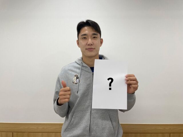 서울 이랜드가 26일 목동종합운동장에서 펼쳐지는 화성FC와 홈 경기를 앞두고 어린이 사생대회 이벤트를 준비했다. 선수단 그림 맞히기에 참여한 박재용. /서울 이랜드 제공