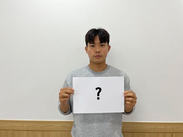 서울 이랜드가 26일 목동종합운동장에서 펼쳐지는 화성FC와 홈 경기를 앞두고 어린이 사생대회 이벤트를 준비했다. 선수단 그림 맞히기에 참여한 손혁찬. /서울 이랜드 제공