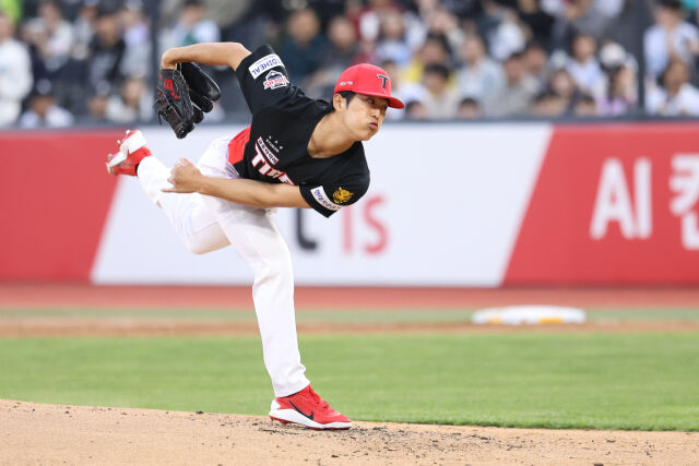 이의리가 23일 수원 KT 위즈전 공을 던지고 있다./KIA 타이거즈 제공