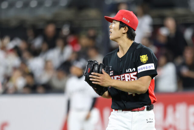 이의리가 23일 수원 KT 위즈전 외야를 바라보고 있다./KIA 타이거즈 제공
