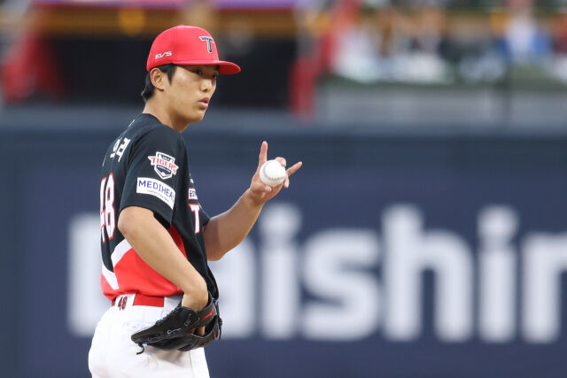 이의리가 24일 수원 KT 위즈전 포수와 사인을 주고받고 있다./KIA 타이거즈 제공