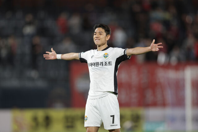강원FC 김대원이 하나은행 K리그1 2026 9라운드 MVP로 선정됐다. 김대원이 21일 김천종합운동장에서 열린 김천상무와의 맞대결에서 득점한 뒤 기뻐하고 있다. /한국프로축구연맹 제공