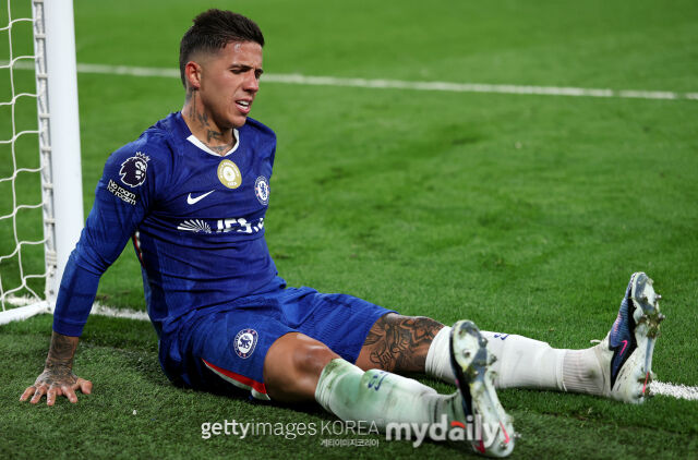 23일 디 애슬레틱 보도에 따르면 멘체스터 시티가 첼시의 엔조 페르난데스 영입에 관심을 보이고 있다. 페르난데스가 골대 옆에 앉아 있다. /게티이미지코리아