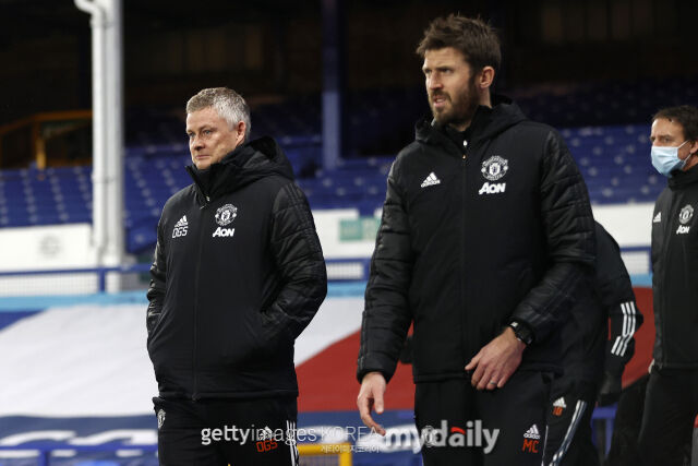마이클 캐릭 맨체스터 유나이티드 임시 감독(오른쪽)이 올레 군나르 솔샤르 전 감독과의 과거를 회상했다. /게티이미지코리아