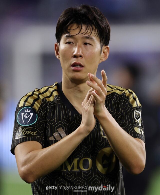 손흥민이 23일 BMO 스타디움에서 열린 콜로라도 라피즈전에서 후반 32분 교체 지시가 나오자 불만을 드러냈다. 경기가 끝난 뒤 손흥민이 관중들에게 박수를 치고 있다. /게티이미지코리아