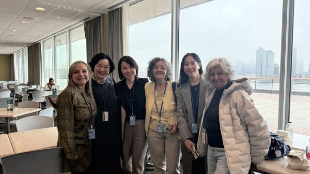 소영 ㈔세계여성평화그룹(IWPG) 글로벌 2국 사업운영부장이 제70차 유엔 CSW 진행 기간에 만난 '아르헨티나 시민 인권 연합' 관계자들과 기념사진을 촬영하고 있다. / IWPG
