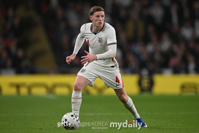 24일 스카이스포츠 보도에 따르면 맨체스터 시티가 올여름 엘리엇 앤더슨(노팅엄 포레스트) 영입전에서 선두를 달리고 있다. 앤더슨이 드리블을 하고 있다./게티이미지코리아