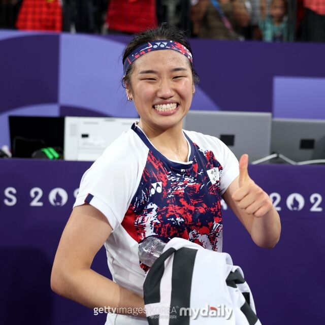 중국 '시나스포츠'가 23일 안세영을 향해 극찬을 남겼다. 2024 파리올림픽 금메달을 획득한 뒤 사진 촬영에 임하고 있는 안세영. /게티이미지코리아