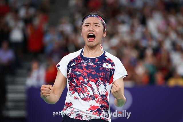 중국 '시나스포츠'가 23일 안세영을 향해 극찬을 남겼다. 안세영이 2024 파리올림픽 결승전에서 승리한 뒤 기뻐하고 있다./게티이미지코리아