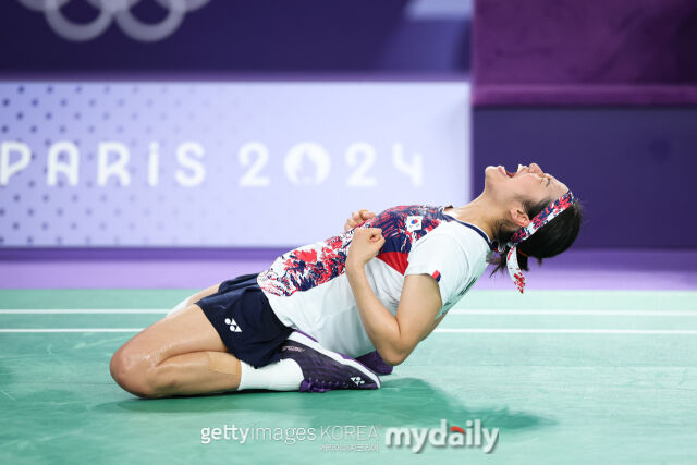 중국 '시나스포츠'가 23일 안세영을 향해 극찬을 남겼다. 안세영이 2024 파리올림픽 결승전에서 승리한 뒤 기뻐하고 있다./게티이미지코리아