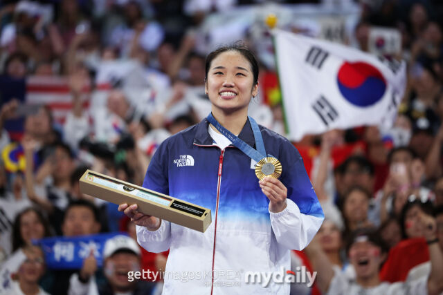 중국 '시나스포츠'가 23일 안세영을 향해 극찬을 남겼다. 안세영이 2024 파리올림픽 금메달을 받은 뒤 시상대에 오르고 있다./게티이미지코리아