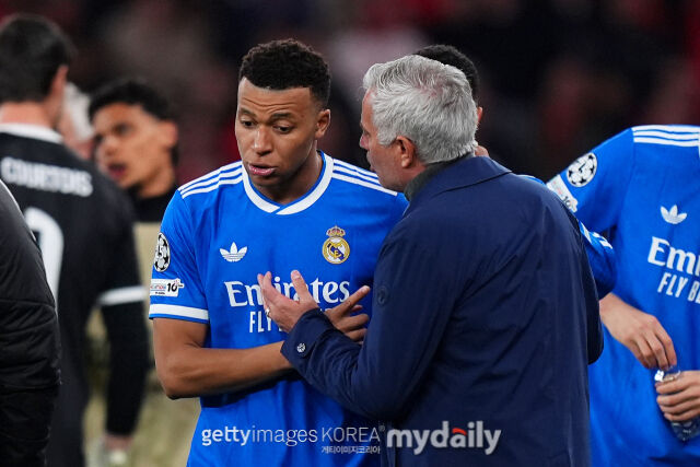 킬리안 음바페가 무리뉴 감독의 레알 마드리드 시절 기록에 관한 소셜미디어 글에 좋아요를 눌렀다. 2월 18일 유럽축구연맹(UEFA) 챔피언스리그(UCL) 16강 플레이오프 1차전, 음바페(왼쪽)와 무리뉴 감독이 대화하고 있다. /게티이미지코리아
