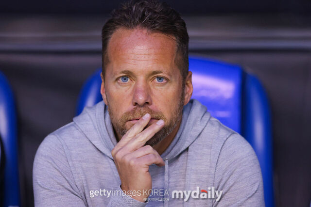 LAFC의 마크 돋스 산토스 감독이 14일 크루즈 아술과의 경기를 지켜보고 있다./게티이미지코리아