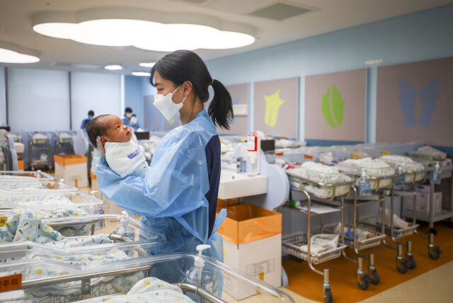 경기 고양시 CHA의과학대학교 일산차병원 신생아실에서 간호사가 신생아들을 돌보고 있다. /뉴시스