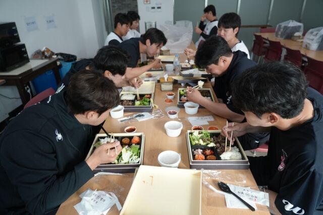 울산 웨일즈가 24일 삼산정으로부터 도시락을 지원 받았다./울산 웨일즈 제공