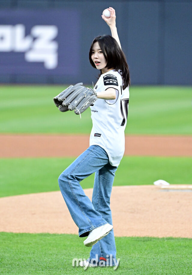 배우 이소이가 시구를 하고 있다 / 수원 = 유진형 기자 zolong@mydaily.co.kr