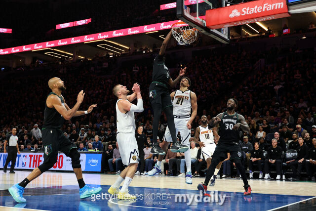 맥다니엘스(왼쪽에서 세 번째)가 24일 덴버와 경기에서 덩크를 터뜨리고 있다. /게티이미지코리아