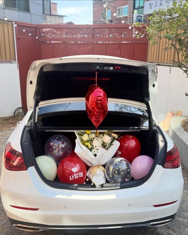 서동주가 남편에게 받은 결혼기념일 선물을 공개했다. / 서동주 SNS