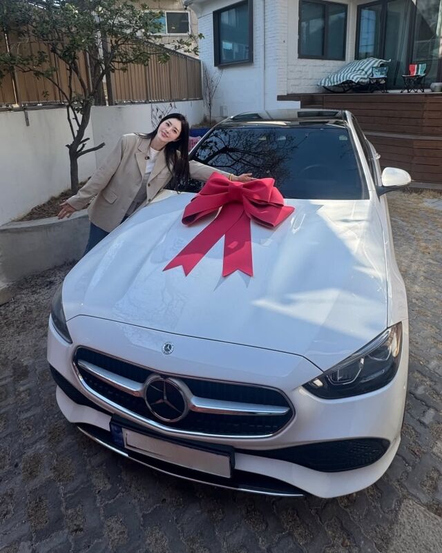 서동주가 남편에게 받은 결혼기념일 선물을 공개했다. / 서동주 SNS