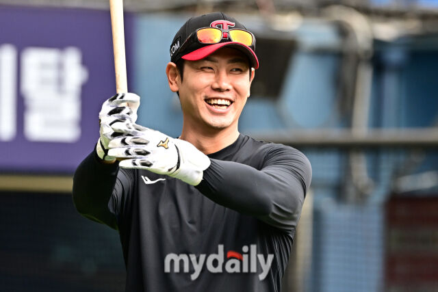 18일 경기를 준비하며 웃고 있는 홍창기. 24일 1번 타자로 선발 복귀한다./마이데일리