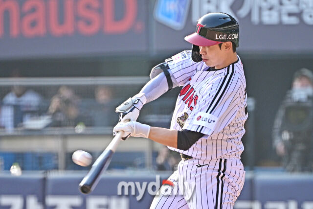 19일 경기에서 타격하는 홍창기./마이데일리
