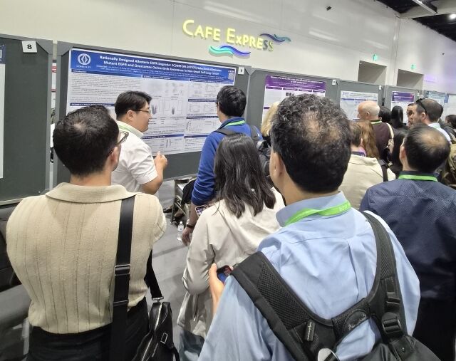 AACR 2026에서 동아에스티 연구원이 관람객을 대상으로 항암 파이프라인 비임상 연구결과를 포스터로 발표하고 있다. /동아에스티