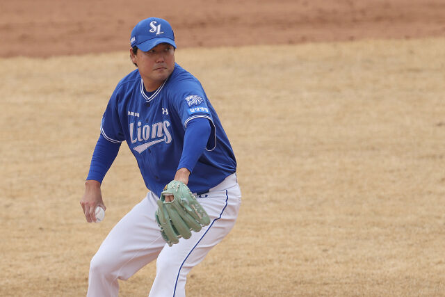 투수 김태훈이 3월 15일 이천 베어스파크에서 공을 던지고 있다./삼성 라이온즈 제공