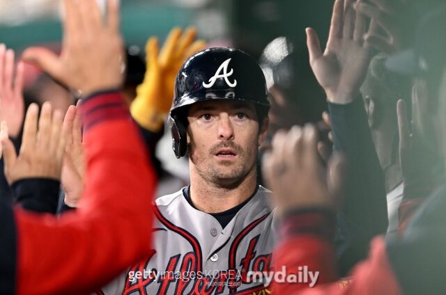 애틀랜타 브레이브스 마이크 야스트르젬스키가 20일 미국 워싱턴 D.C 내셔널스파크에서 열린 워싱턴 내셔널스전서 동료들과 하이파이브를 하고 있다./게티이미지코리아