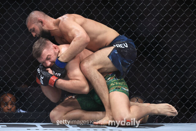 UFC 319에서 드리커스 뒤 플레시를 압도하고 미들급 챔피언에 등극한 함자트 치마예프(위)./게티이미지코리아