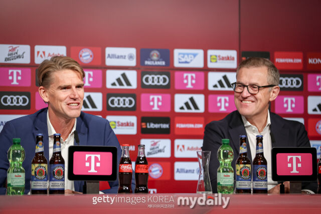 바이에른 뮌헨의 프로인트 디렉터(왼쪽)와 드레센 CEO가 2023년 8월 독일 뮌헨 알리안츠아레나에서 열린 기자회견에 참석했다./게티이미지코리아