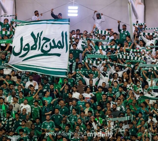 알 아흘리 팬들이 2026년 2월 사우디아라비아 리야드에서 열린 알 샤밥과의 사우디아라비아 프로리그 경기에서 응원을 펼치고 있다./게티이미지코리아