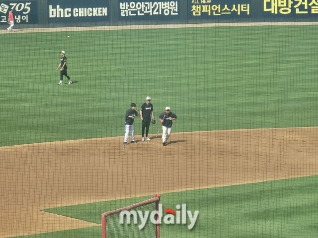 KIA 타이거즈 이범호 감독이 24일 광주 KIA챔피언스필드에서 제리드 데일에게 수비를 지도하고 있다./광주=김진성 기자 kkomag@mydaily.co.kr