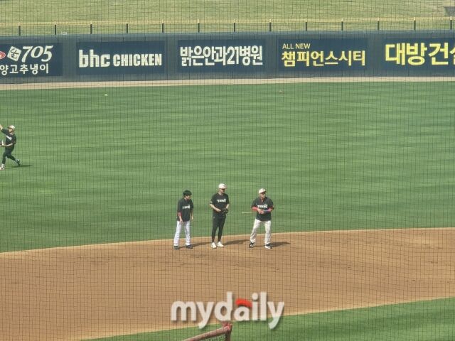 KIA 타이거즈 이범호 감독이 24일 광주 KIA챔피언스필드에서 제리드 데일에게 수비를 지도하고 있다./광주=김진성 기자 kkomag@mydaily.co.kr