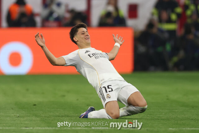 24일 영국 '커트오프사이드' 보도에 따르면 맨체스터 유나이티드는 레알 마드리드 아르다 귈러 영입에 관심을 드러냈다. 귈러가 득점한 뒤 세레머니를 펼치고 있다./게티이미지코리아