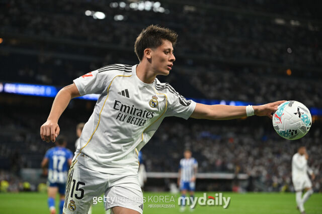 24일 영국 '커트오프사이드' 보도에 따르면 맨체스터 유나이티드는 레알 마드리드 아르다 귈러 영입에 관심을 드러냈다. 공을 받은 귈러./게티이미지코리아