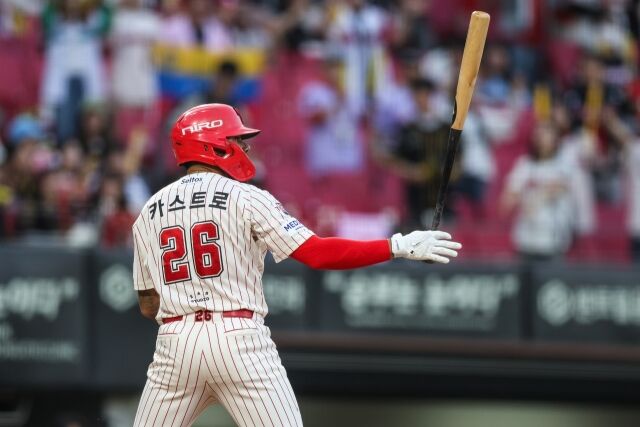 KIA 타이거즈 헤럴드 카스트로가 24일 광주 KIA챔피언스필드에서 열린 롯데 자이언츠와의 홈 경기서 타격하고 있다./KIA 타이거즈 제공