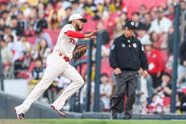 KIA 타이거즈 헤럴드 카스트로가 24일 광주 KIA챔피언스필드에서 열린 롯데 자이언츠와의 홈 경기서 1루 수비를 하고 있다./KIA 타이거즈 제공