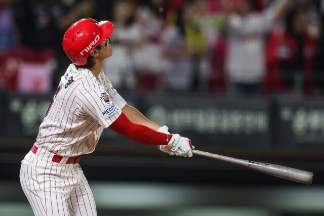 KIA 타이거즈 김도영이 24일 광주 KIA챔피언스필드에서 열린 롯데 자이언츠와의 홈 경기서 홈런을 치고 타구를 바라보고 있다./KIA 타이거즈 제공