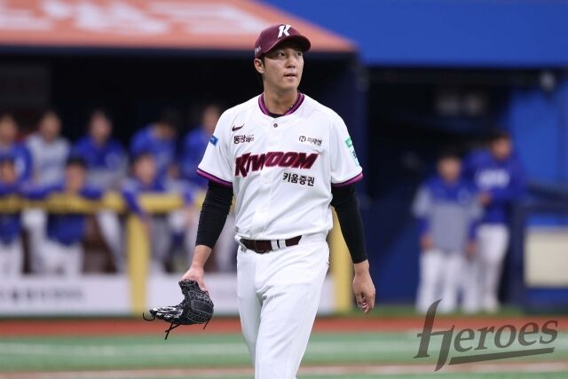 안우진이 24일 고척 삼성 라이온즈전 경기를 지켜 보고 있다./키움 히어로즈 제공