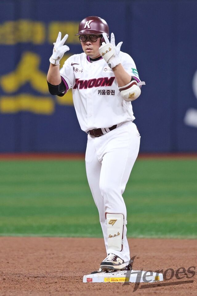 안치홍이 24일 고척 키움 히어로즈전 적시타를 친 뒤 세리머니를 펼치고 있다./키움 히어로즈 제공