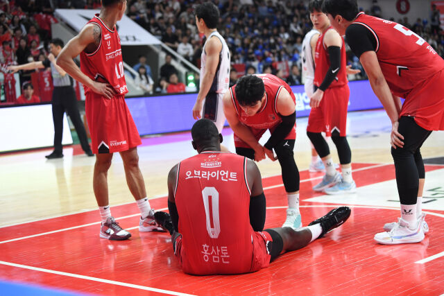 부산 KCC가 24일 안양 정관장 아레나에서 열린 4강 플레이오프 1차전에서 안양 정관장을 상대로 승리를 거뒀다. 코트에 앉아있는 조니 오브라이언트. /KBL