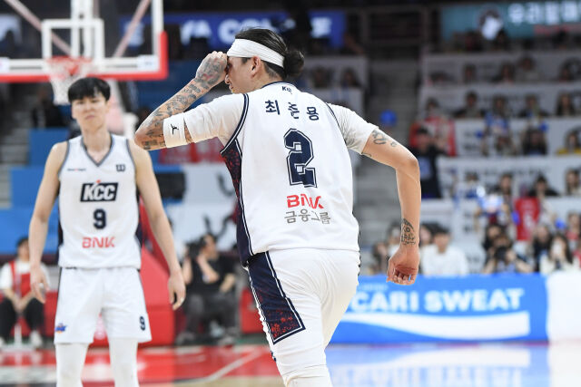 부산 KCC가 24일 안양 정관장 아레나에서 열린 4강 플레이오프 1차전에서 안양 정관장을 상대로 승리를 거뒀다. 최준용이 득점한 뒤 세레머니를 펼치고 있다. /KBL