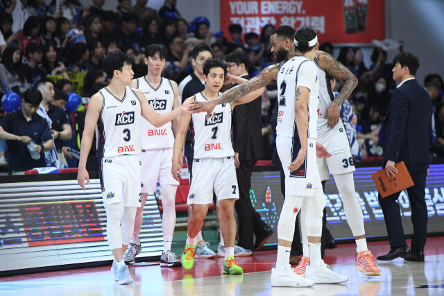 부산 KCC가 24일 안양 정관장 아레나에서 열린 4강 플레이오프 1차전에서 안양 정관장을 상대로 승리를 거뒀다. KCC 선수단이 작전 타임을 마친 뒤 경기장에 입장하고 있다./KBL