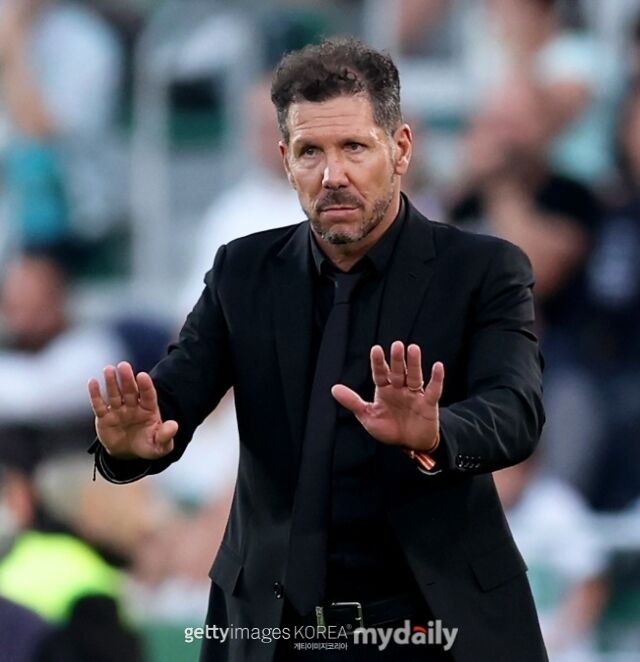 AT마드리드의 시메오네 감독이 22일 열린 엘체와의 2025-26시즌 스페인 프리메라리가 원정 경기에서 제스처를 보내고 있다./게티이미지코리아