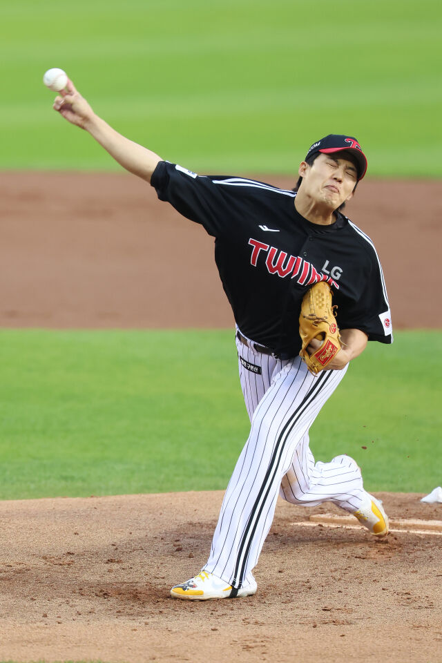 임찬규가 24일 두산전에서 역투하고 있다./LG 트윈스