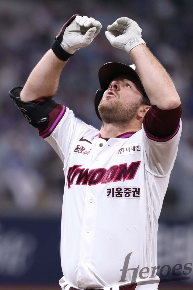 트렌턴 브룩스가 24일 고척 삼성 라이온즈전 적시타를 친 뒤 세리머니를 펼치고 있다./키움 히어로즈 제공