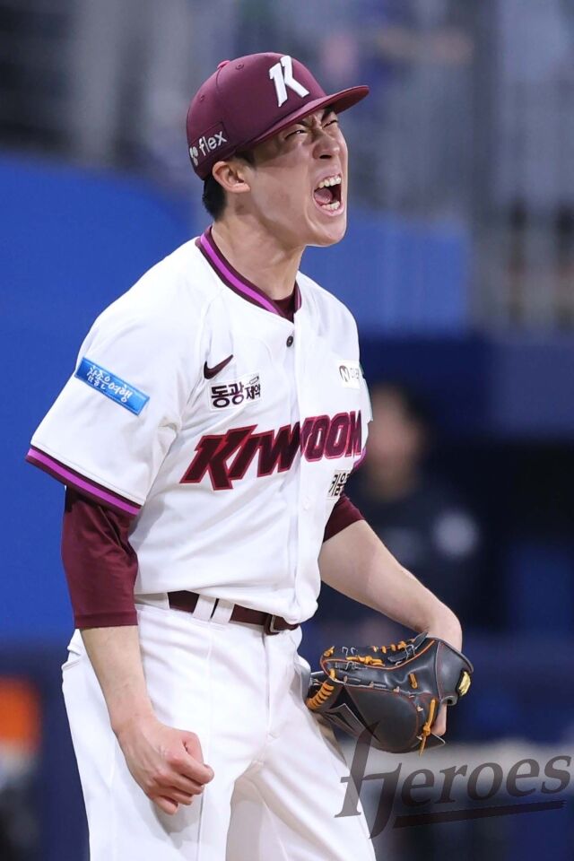 배동현이 24일 고척 삼성 라이온즈전 위기를 막고 포효하고 있다./키움 히어로즈 제공
