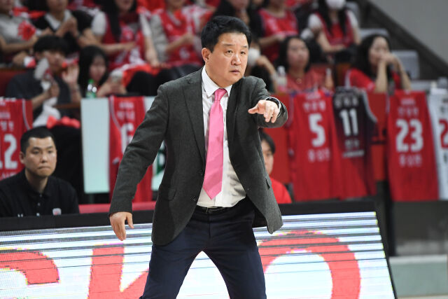 안양 정관장이 24일 안양 정관장 아레나에서 열린 4강 플레이오프 1차전에서 부산 KCC에 패배했다. 선수들에게 전술 지시를 내리고 있는 유도훈 정관장 감독./KBL 제공