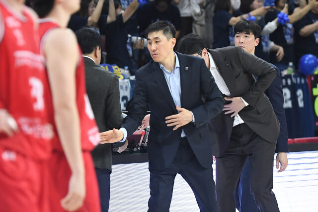 부산 KCC가 24일 안양 정관장 아레나에서 열린 4강 플레이오프 1차전에서 안양 정관장을 제압했다. 경기 후 악수를 나누고 있는 이상민 부산 KCC 감독./KBL 제공