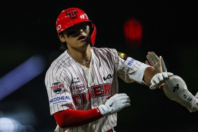 KIA 타이거즈 김도영이 24일 광주 KIA챔피언스필드에서 열린 롯데 자이언츠와의 홈 경기서 홈런을 치고 그라운드를 돌고 있다./KIA 타이거즈 제공